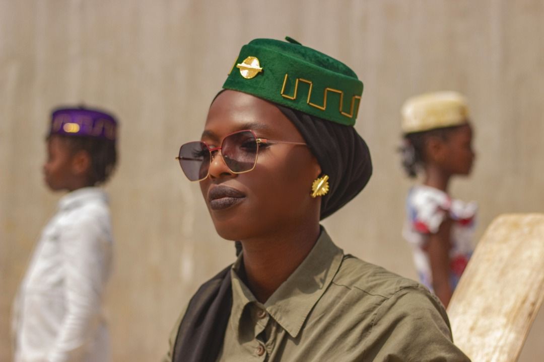 Jeune femme souriante présentant l'univers MAYAKA Créations