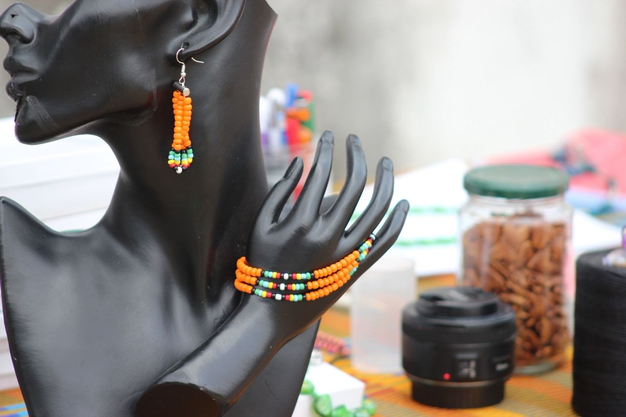 Cliente élégante découvrant la sélection MAYAKA Créations